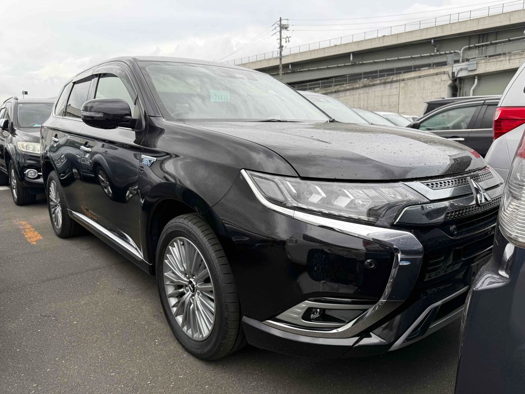 Image for 2020 Mitsubishi Outlander G 4WD HYBRID PLUG IN AUTOMATIC 2.4 PETROL //HIGH SPEC//HALF LEATHER HEATED SEATS//KEYLESS ENTRY//ADAPTIVE CRUISE CONTROL//HEATED STEERING WHEEL//