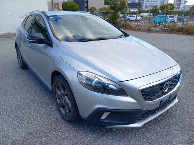 Image for 2016 Volvo V40 2.0 D4 CROSS COUNTRY SE LUXURY DIESEL 190 BHP AUTOMATIC // FULL LEATHER ELECTRIC SEATS // REVERSING CAMERA // CRUISE CONTROL // LANE ASSIST // FULL HARMAN KARDON SURROUND SOUND SYSTEM // TOP SPEC
