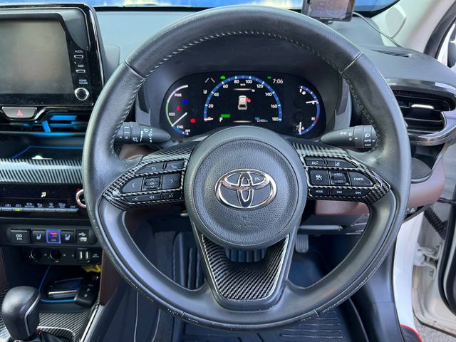 Image for 2022 Toyota Yaris Cross Z-PACKAGE 1.5 HYBRID AUTO ** HUGE SPEC ** //SERVICE HISTORY // DIAMOND CUT ALLOYS // HEATED HALF LEATHER SEATS