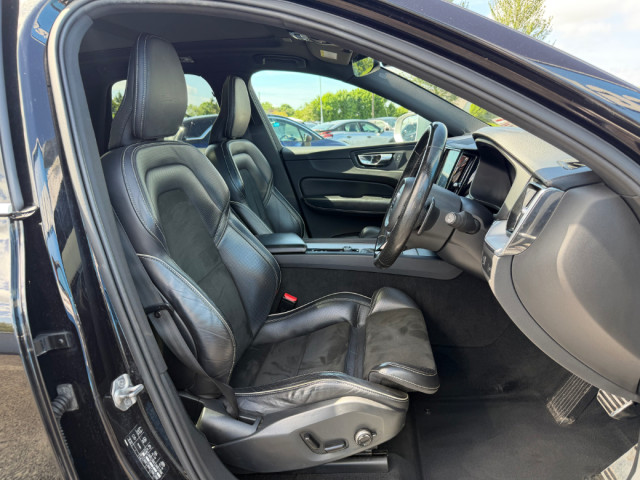 Image for 2018 Volvo XC60 2.0TD 2.0 Diesel 4 WHEEL DRIVE JEEP R -Design * WINTER PACK / INTELLIGENT DIMMING LIGHTS * 